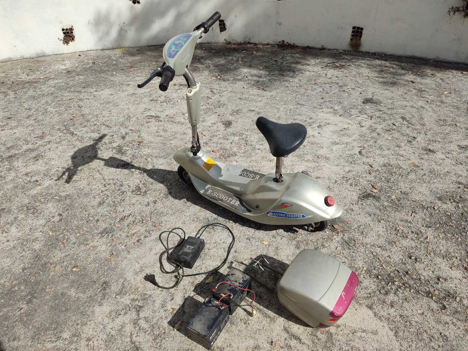 Trotinete elétrica antiga – para peças ou reparação (35€)