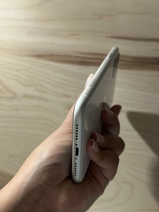 iPhone 11 Branco (alguns pixeis danificados)