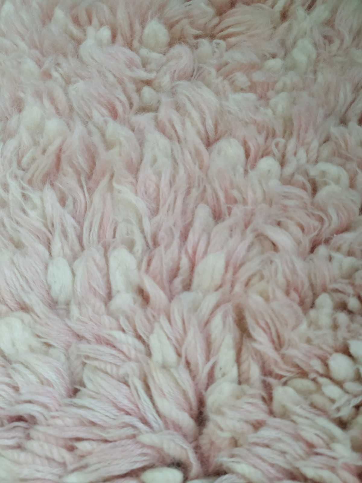 Tapete rosa e branco de pêlo comprido