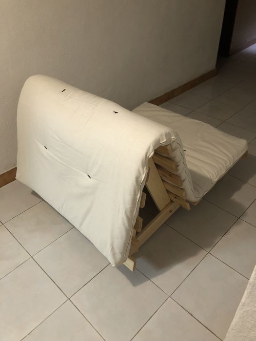 Estrutura em madeira com futon