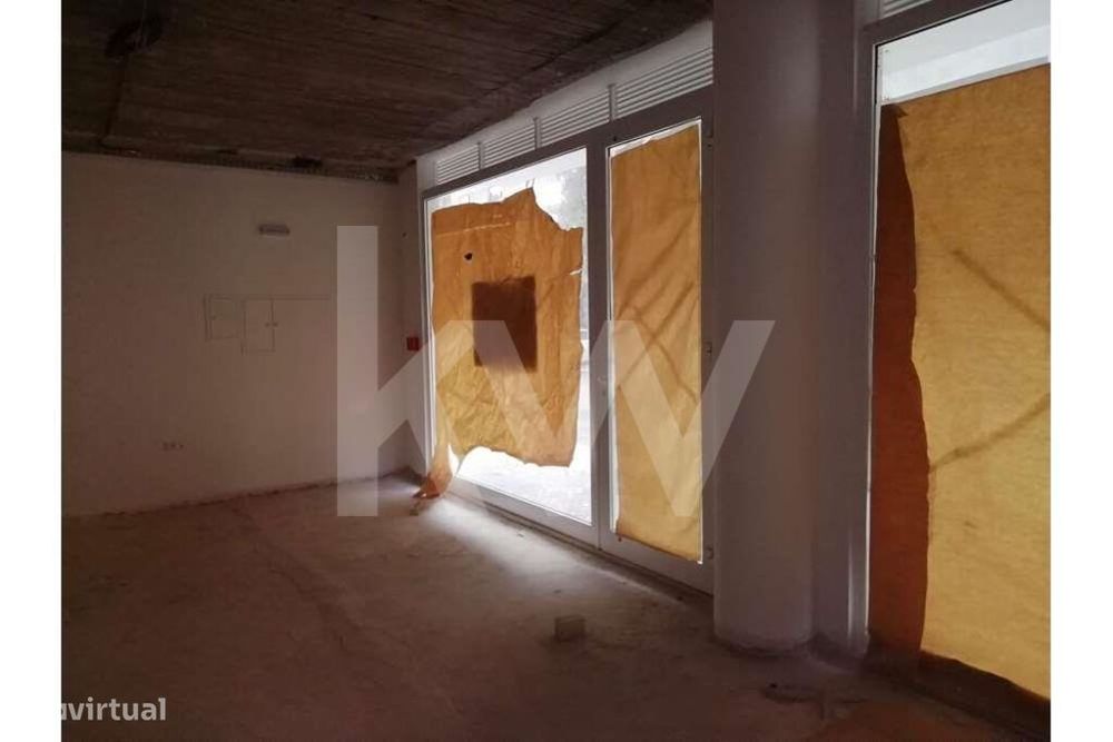 Loja e espaço de garagem, em zona privilegiada da cidade de Santarém