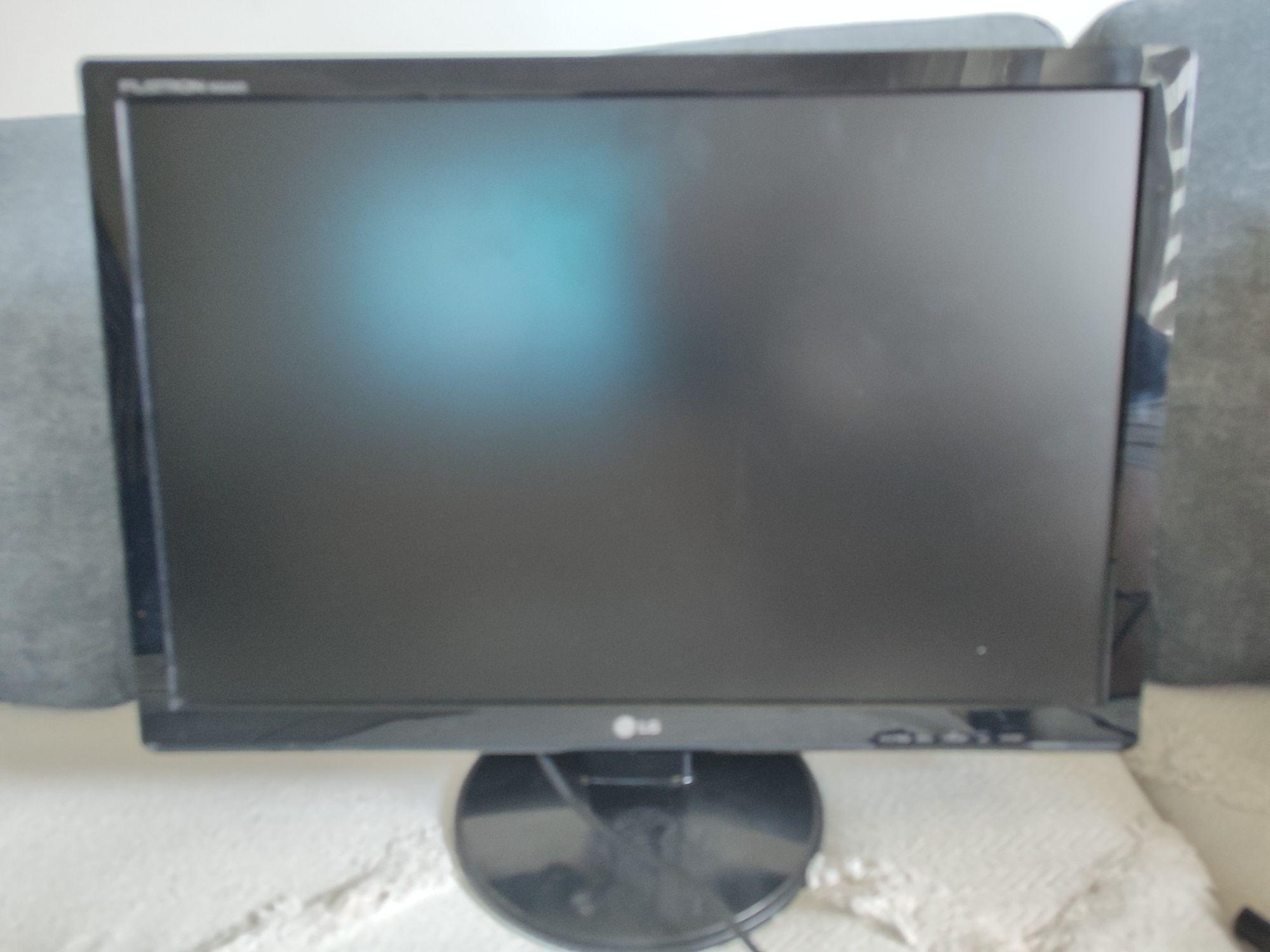 Monitor LG 22" z adapterem HDMI