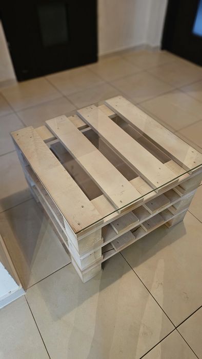 Stół z palet ze szklanym blatem 60x60x43cm