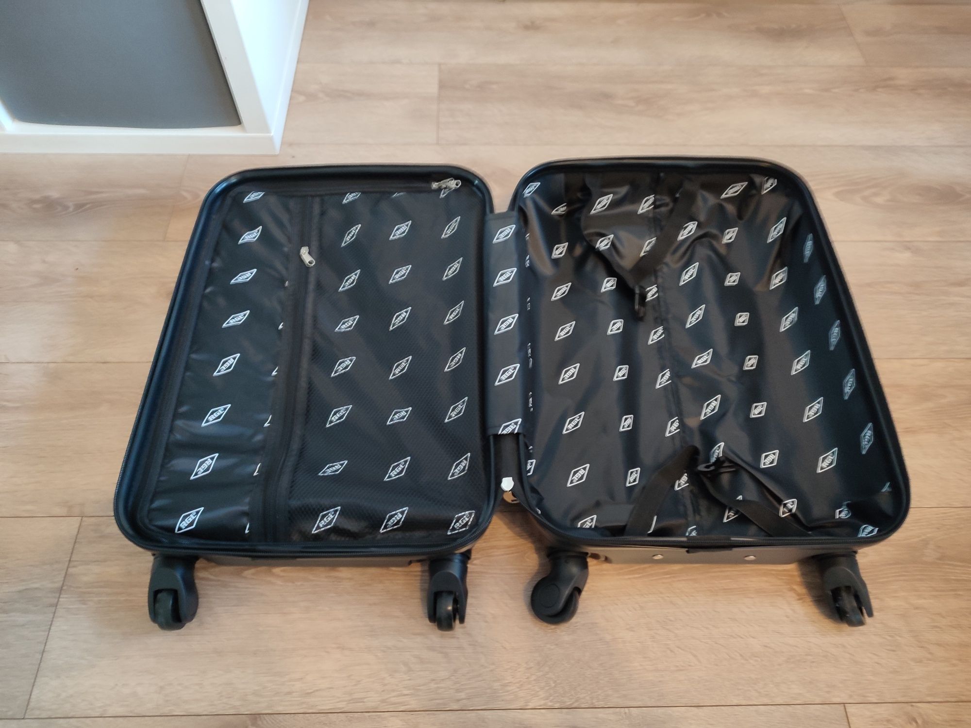 Nowa czarna walizka podróżna