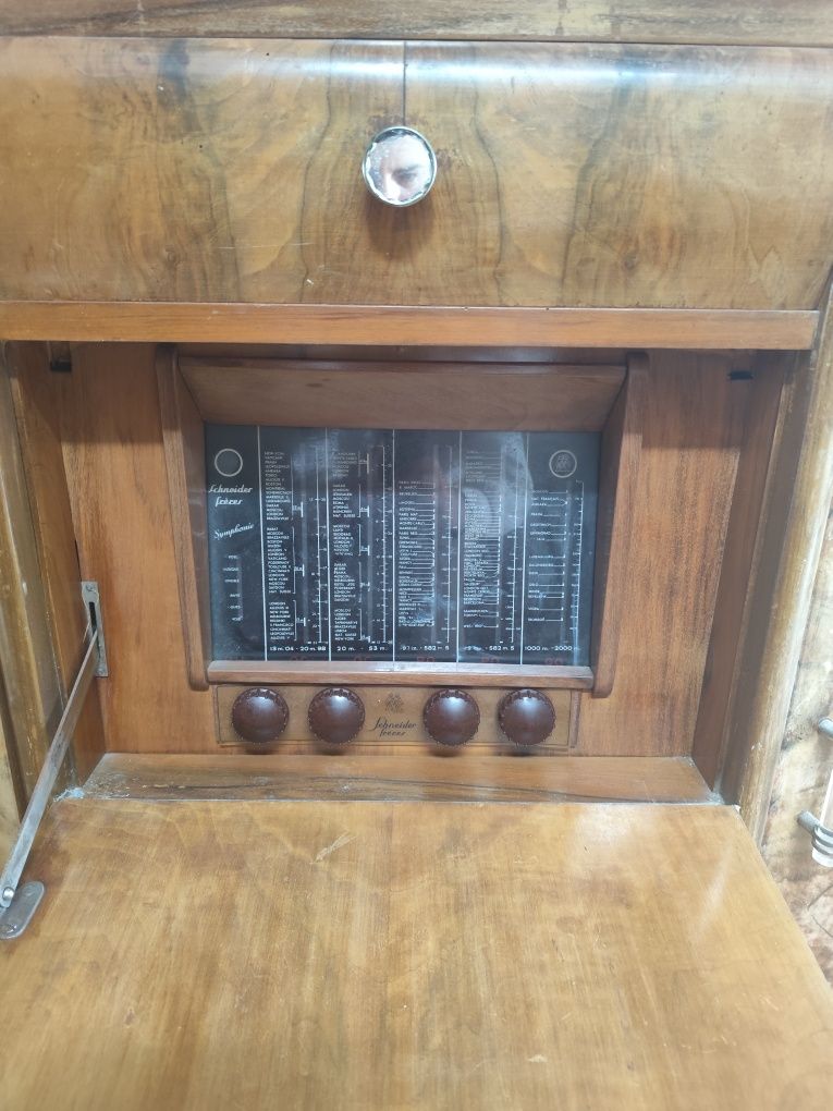 Móvel antigo com radio e gira discos