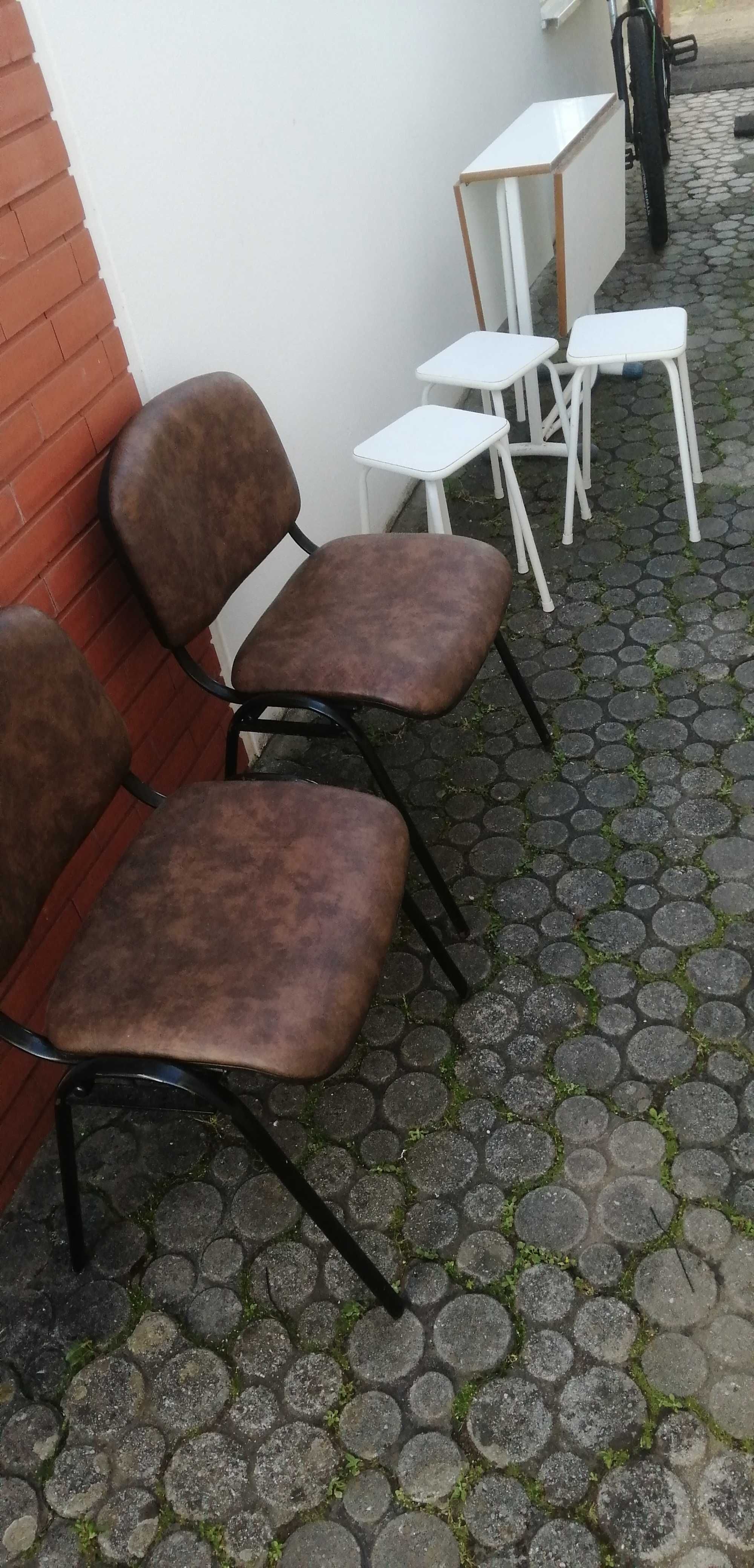 mesa e bancos cor