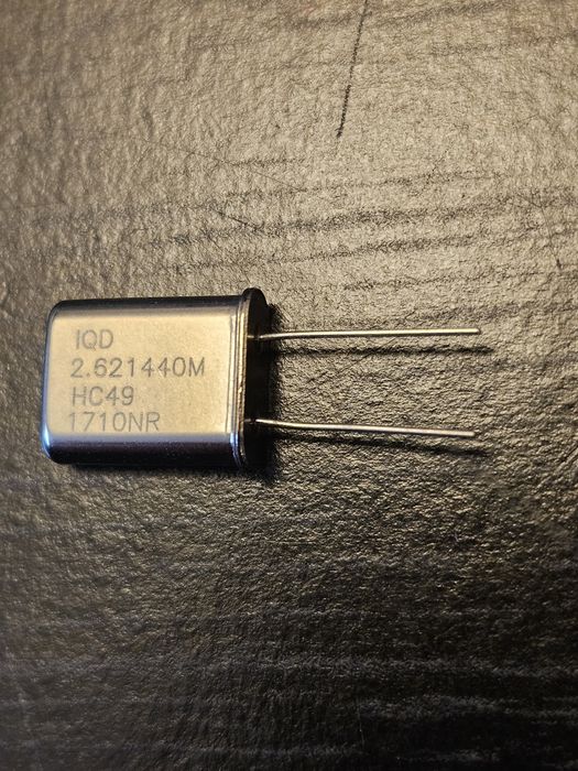 Кварцовий резонатор IQD Тайвань кварц и HC49 2.621440MHZ 1710NR