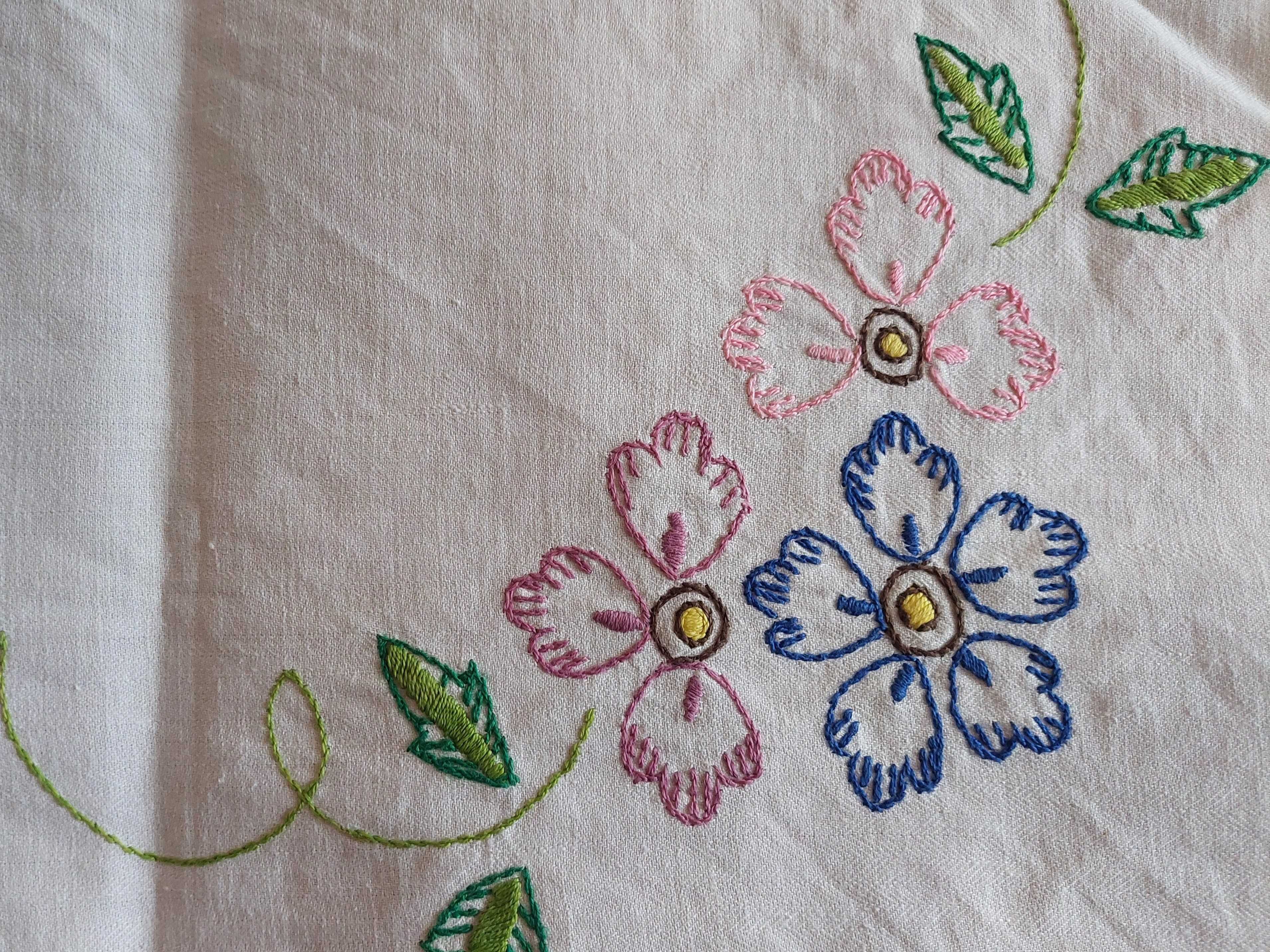 Ręcznie haftowana makata (kwiatki i niebiesko-czerwone obramowanie)