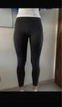 zwykle czarne legginsy