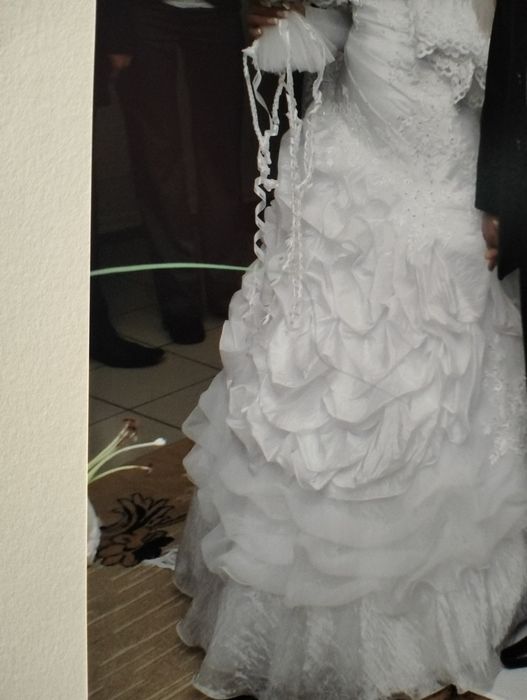 Весільна сукня з вишивкою