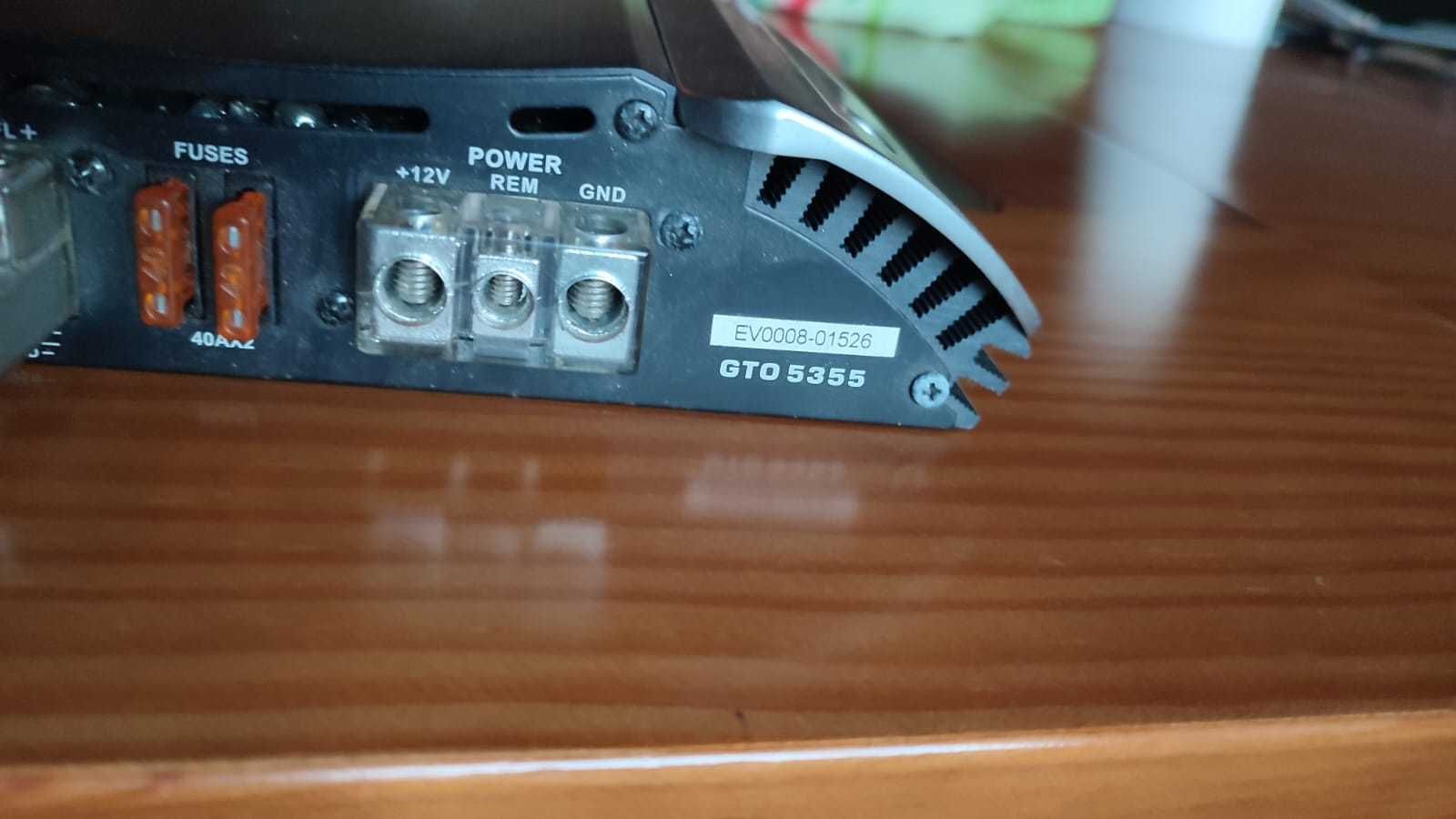 Sistema de som para carro- amplificador e subwoofer