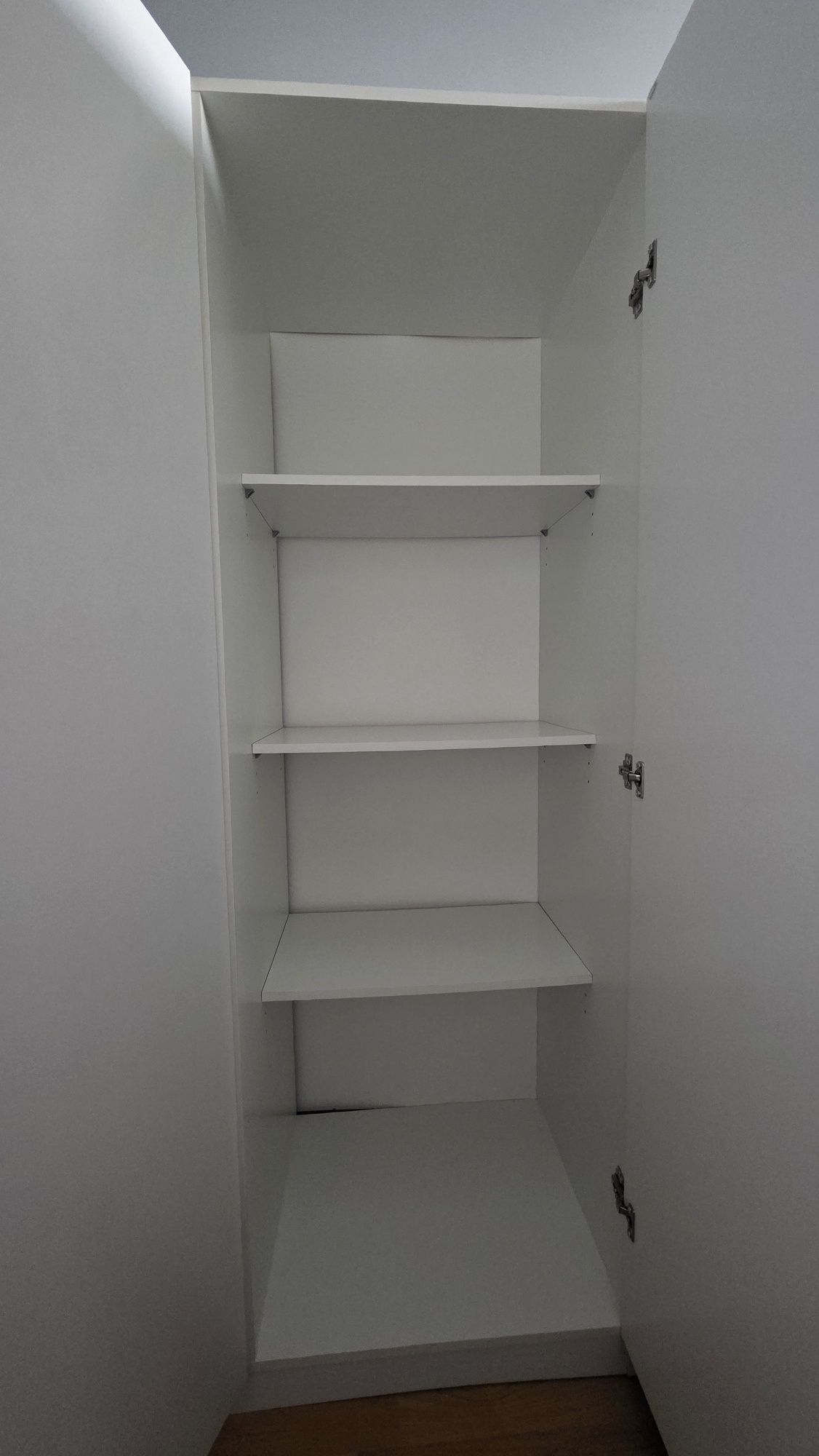 Biała szafa trzydrzwiowa IKEA Dombas