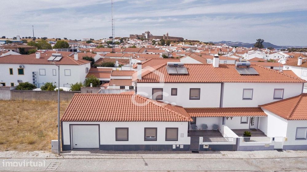 Moradia T4 com design moderno e espaço exterior, em Mourão