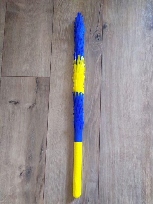 Kij do rozbicia piniaty w kolorze minionka