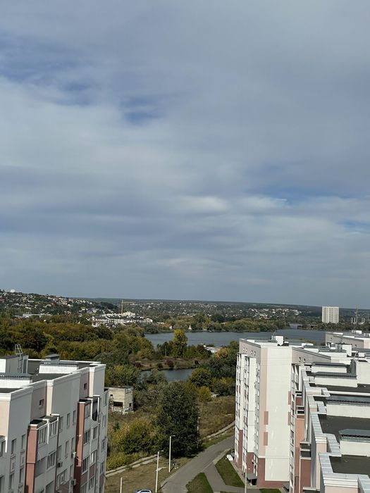 Продам дворівневу з чорновим ремонтом м. Академіка Павлова