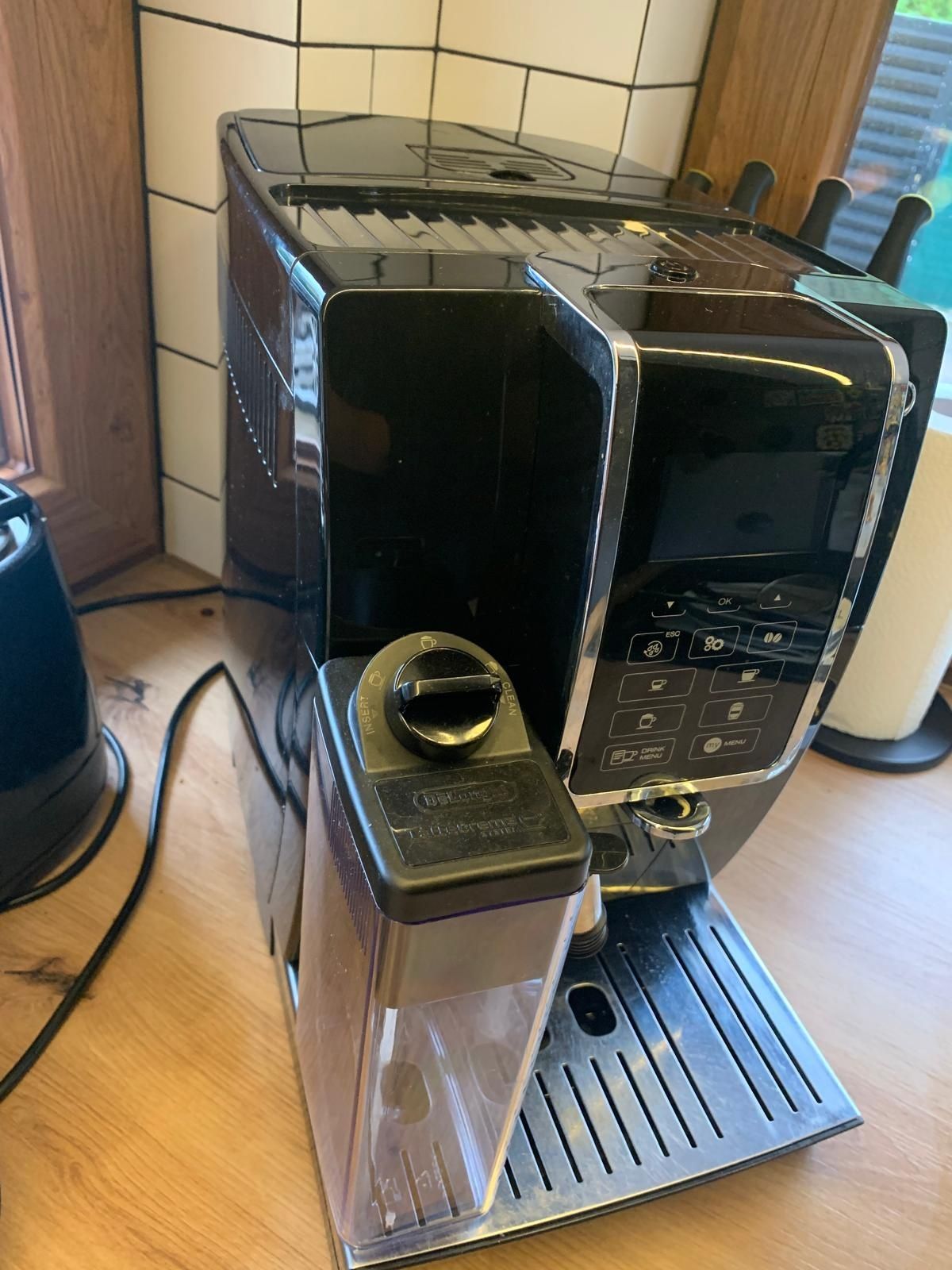 Ekspres ciśnieniowy do kawy DeLonghi Dinamica 350.55.B