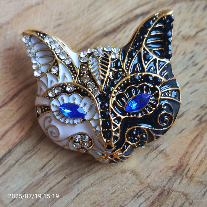 Nowa przepiękna metalowa broszka biało-czarny kot z niebieskimi kamien