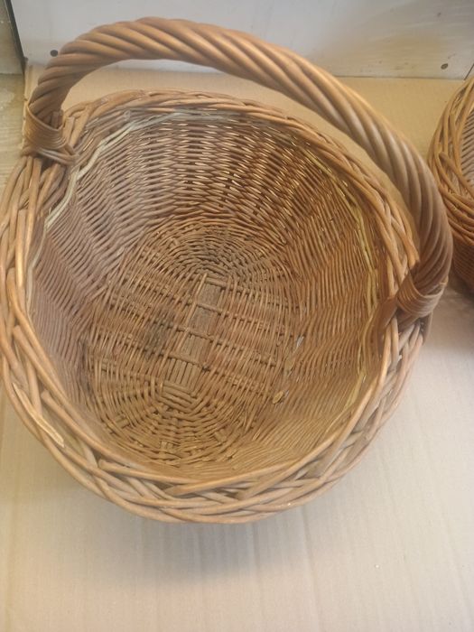 Dwa koszyki wiklinowe