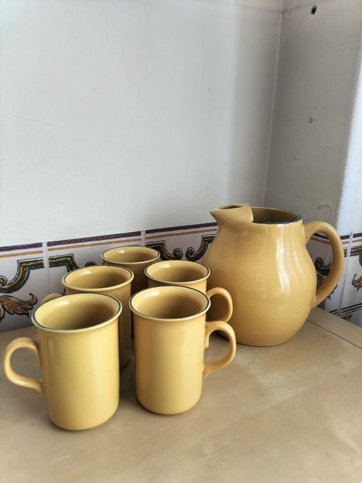 Conjunto de jarro e canecas