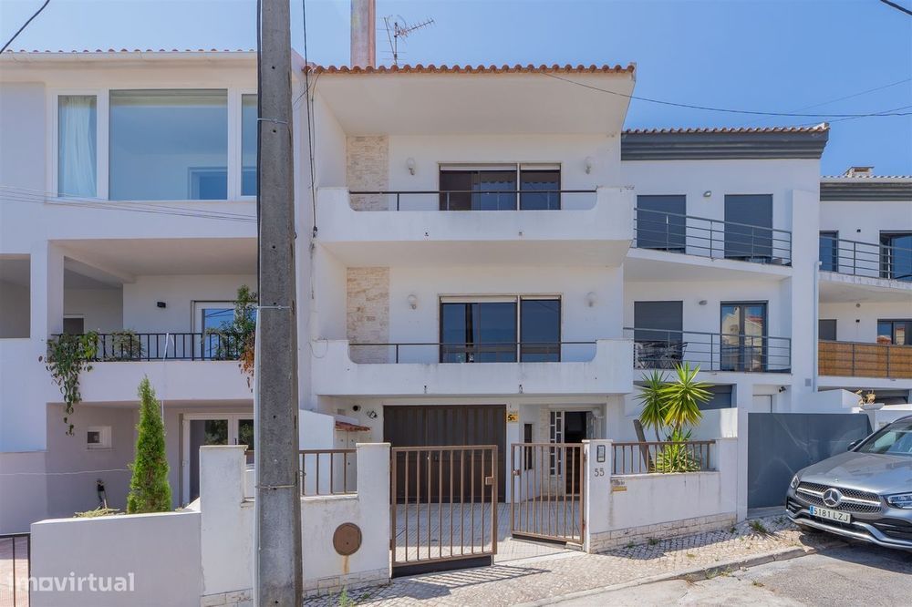 Moradia T2+1, em banda com Jardim, churrasqueira e garagem - Pau Gordo