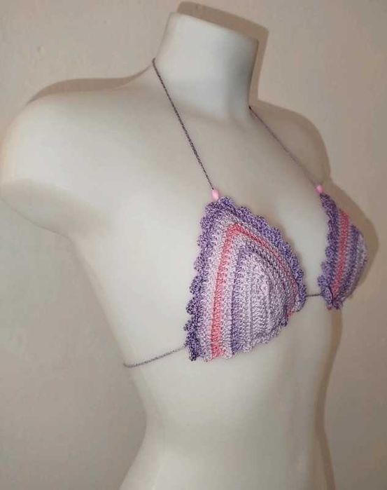 Parte de cima de bikini de crochê, lilás, rosa, e roxo.
