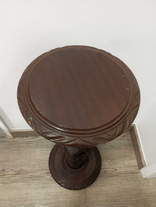 Coluna de mogno castanha