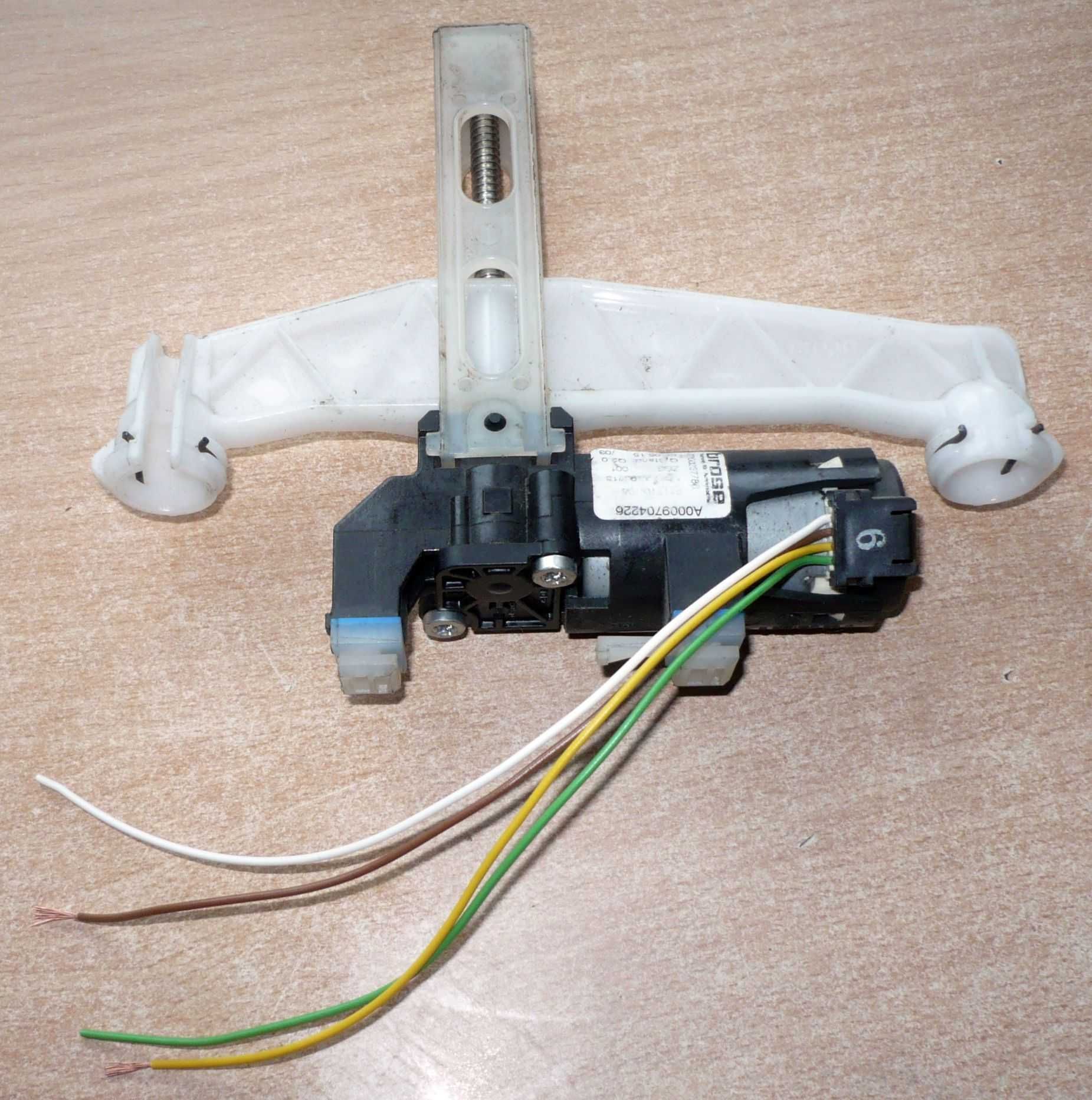 Mały siłownik-zasilanie 12V do 24V wysów-6 cm
