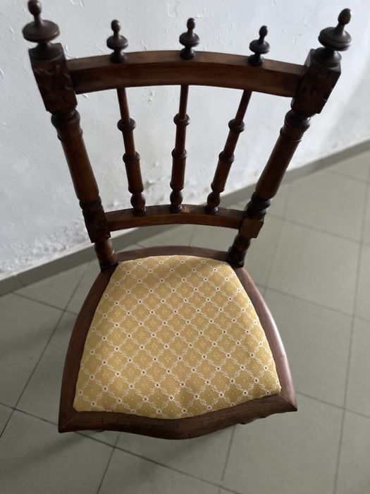 Cadeira em madeira