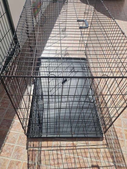 Gaiolas em metal/ Casota em plástico