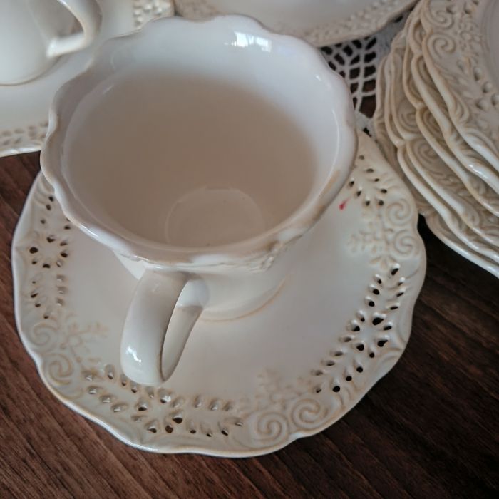 Ażurowy serwis kawowy firmy Veroni 22 elementy