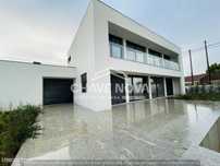 Moradia V4 Geminada com Piscina em Espinho