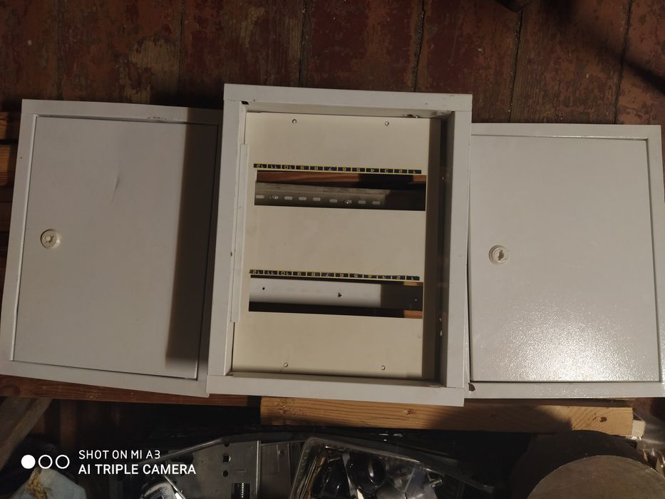 Продам щит металлический встроенный на 24 автомата.