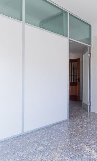 Divisória com 2 portas pivô