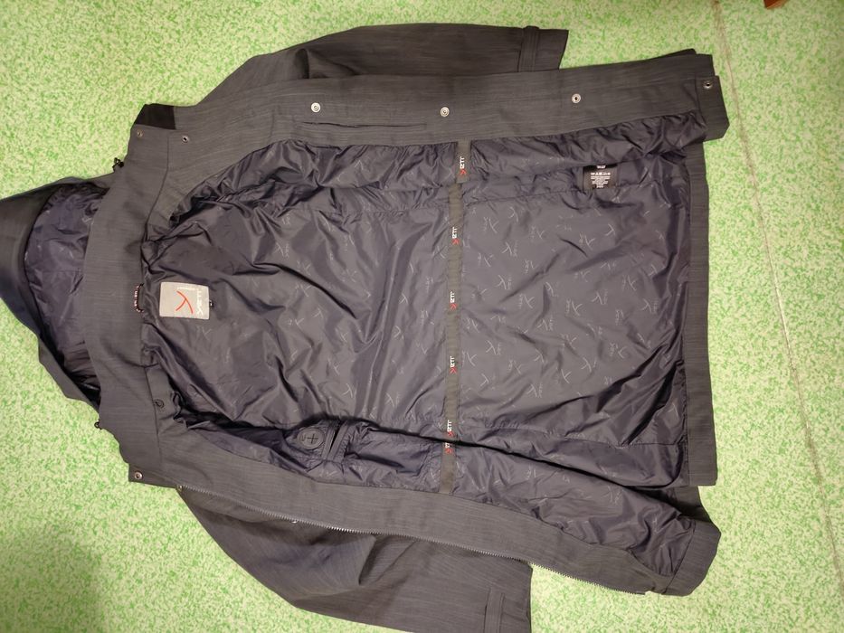 Продам фирменную куртку- ветровку