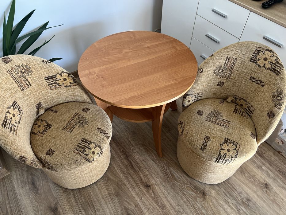 Pufy ze schowkiem i stoliczek