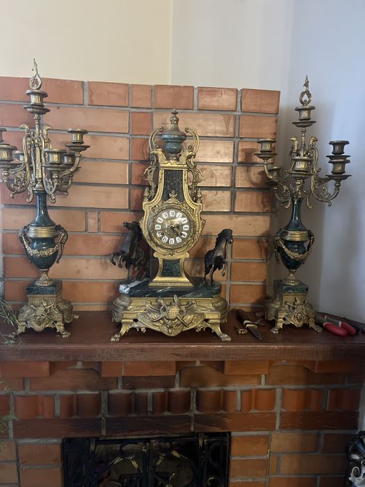 Камінний годинник з підсвічниками