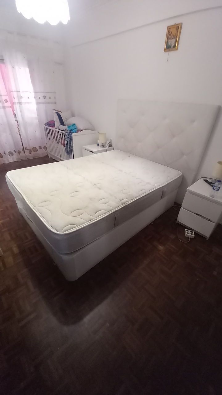 Vende-se cama  com colchão branca e duas banquinhas