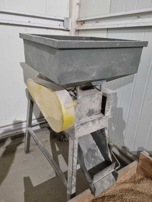 Gniotownik do zboża,  nie śrutownik, młynek, rozdrabiacz