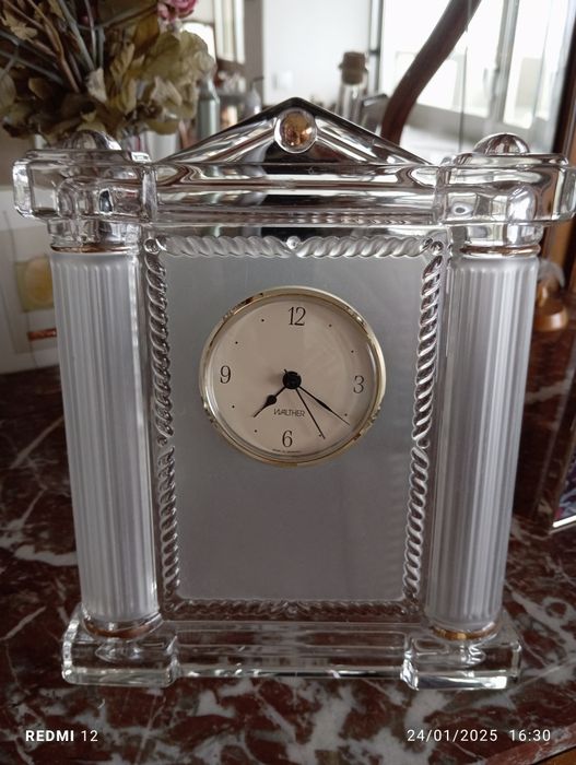 Relógio decorativo de vidro com apoio atrás