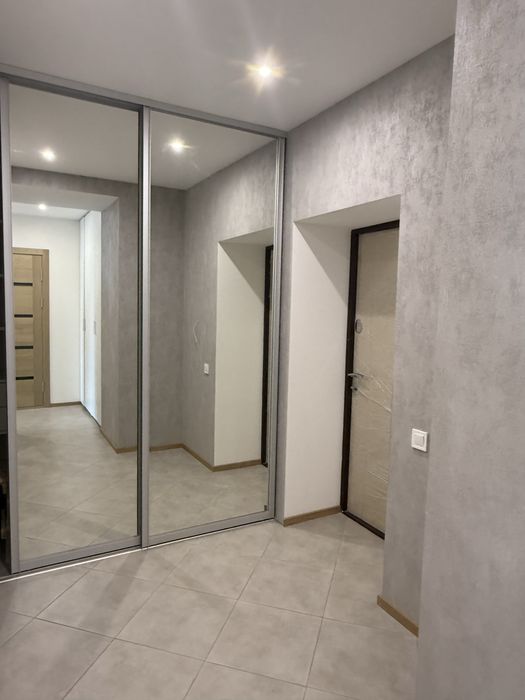 Продаж квартири з видом р.Дніпро вул.Жужоми