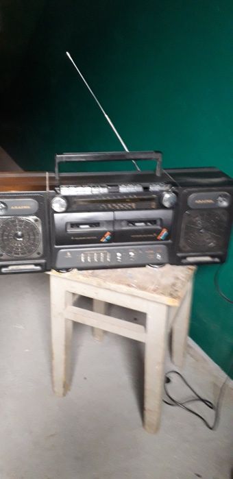 Магнитофон  кассетный со светомузыкой.