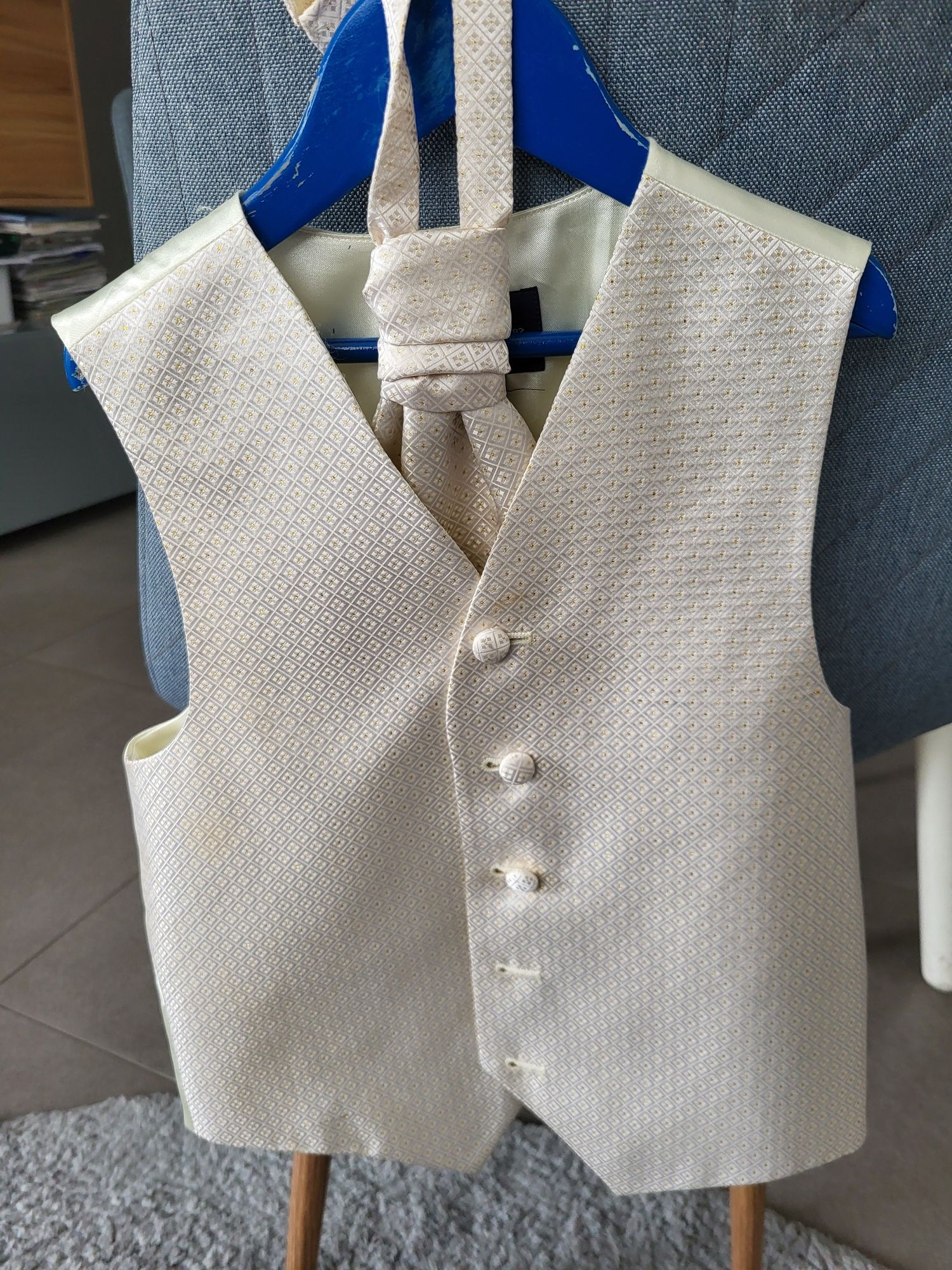 Marynarka z kamizelka i krawatem 128cm