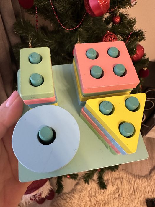 Деревʼяний сортер геометричні фігури