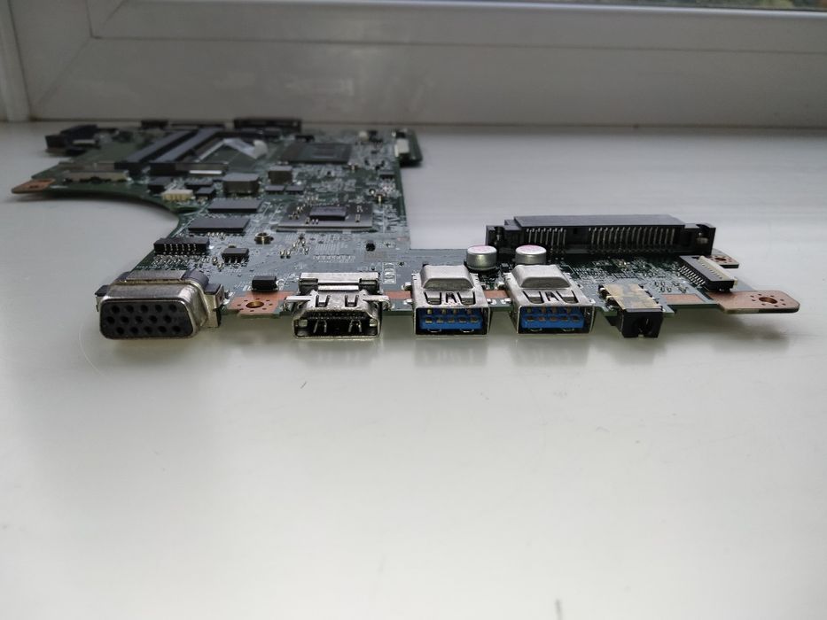 Материнська плата DABLIDMB8E0 REV:E несправна