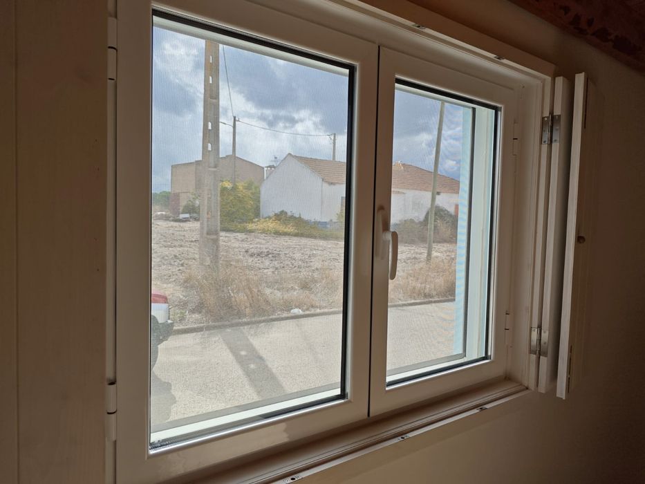 Caixilharia branca vidro duplo com 1 ano de uso