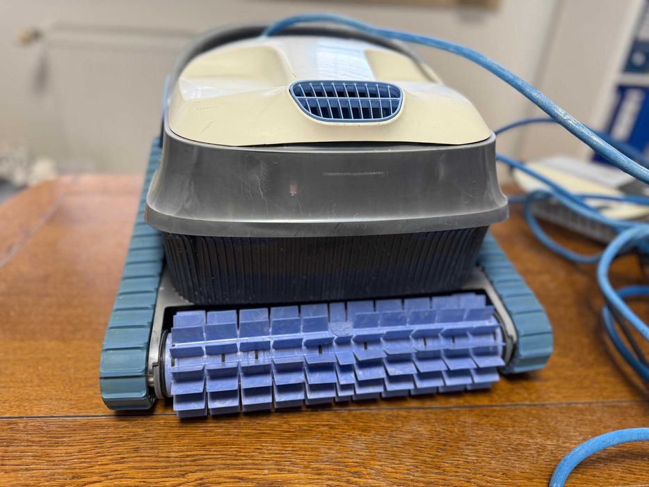 Automatyczny odkurzacz/robot basenowy Dolphin S300i oraz wózek