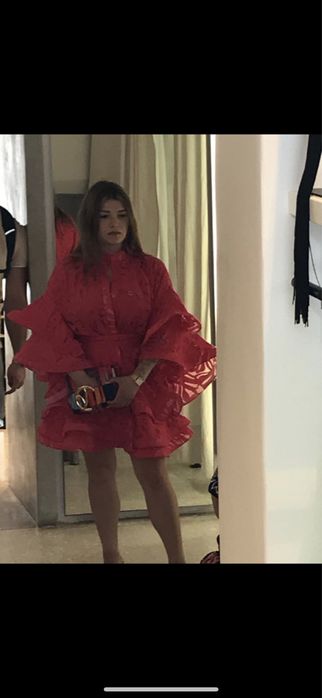 Sukienka Paris Valtadoros projektant czerwona hiszpanka bufiaste rękaw