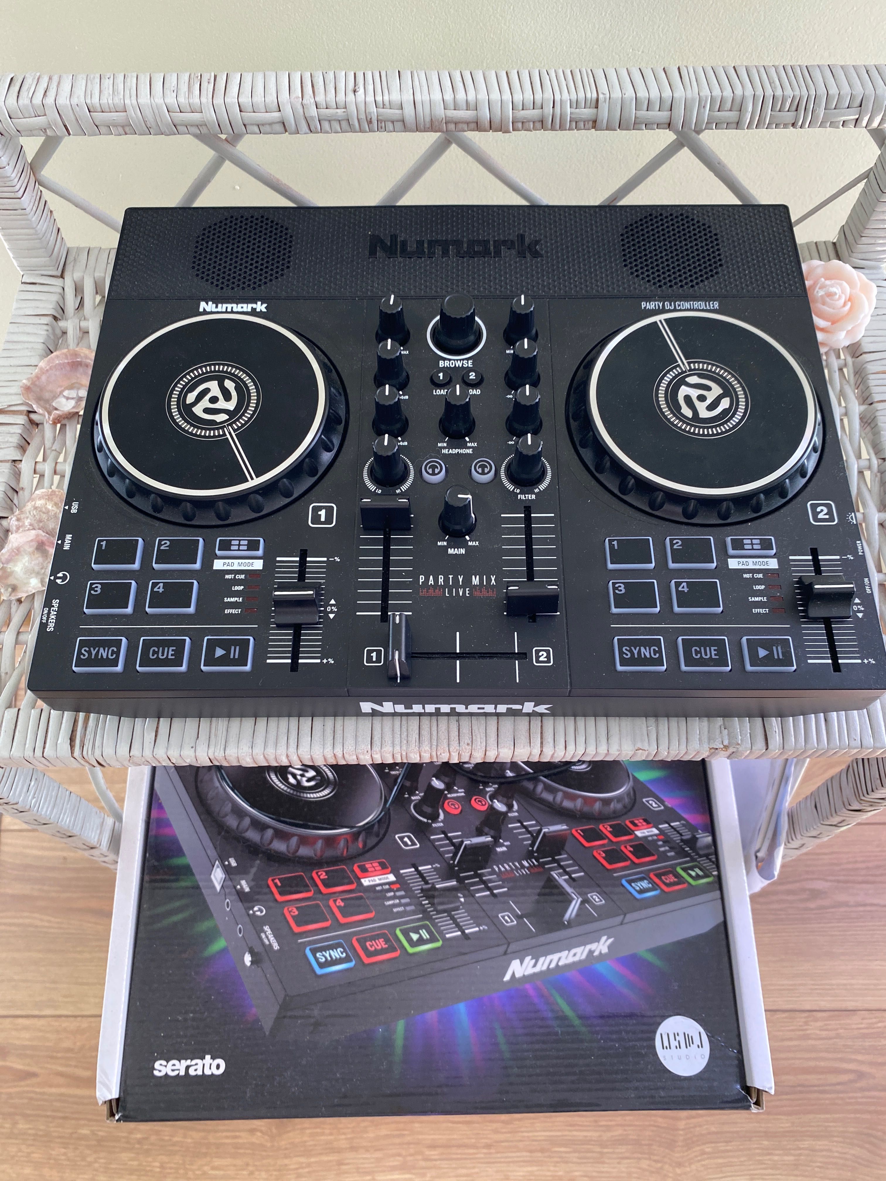 DJ controller NUMARK z wbudowanymi głośnikami i lampkami kolorowymi
