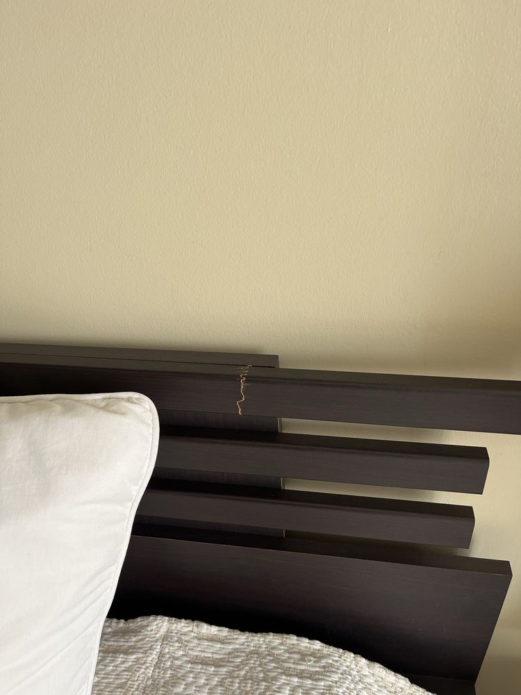 Conjunto cama com mesas de cabeceira