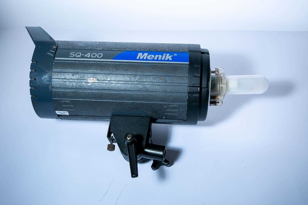 Продам фотовспышку  Menik SQ-400